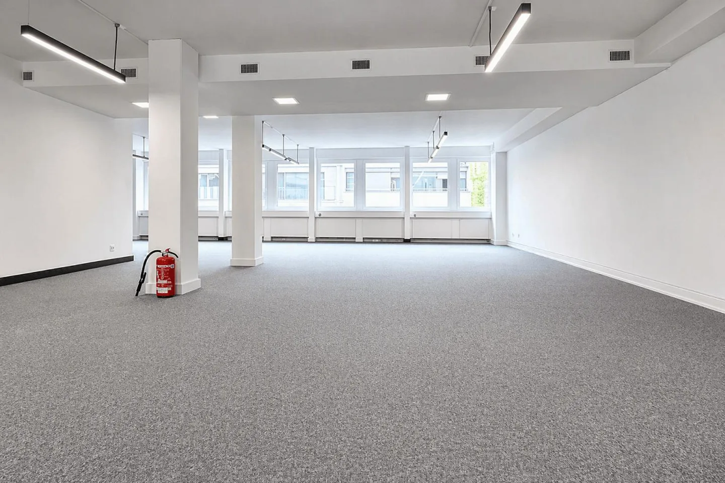 Plug & Work Office on the 4th Floor in a Prime Location - Near SBB Basel Station - Photo 3 of 13