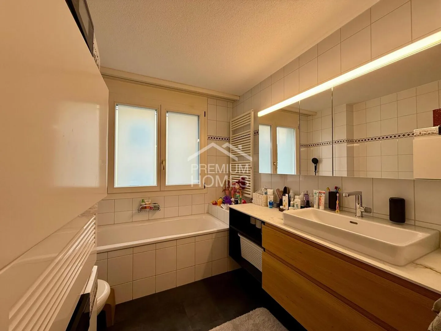 Oasis de vie lumineuse et élégante avec des équipements de haute qualité ! - Photo 8 sur 13