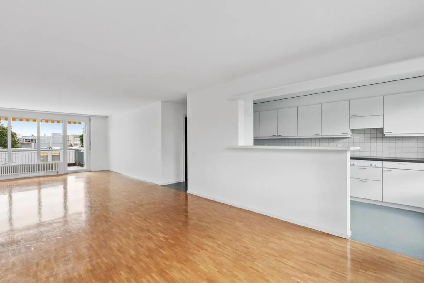 Appartamento soleggiato in un quartiere adatto alle famiglie - Foto 4 di 12