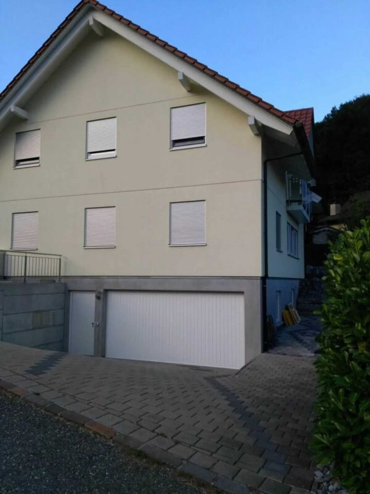 Moderne 3.5-Zi-Dachwohnung mit Garage - Foto 2 von 12