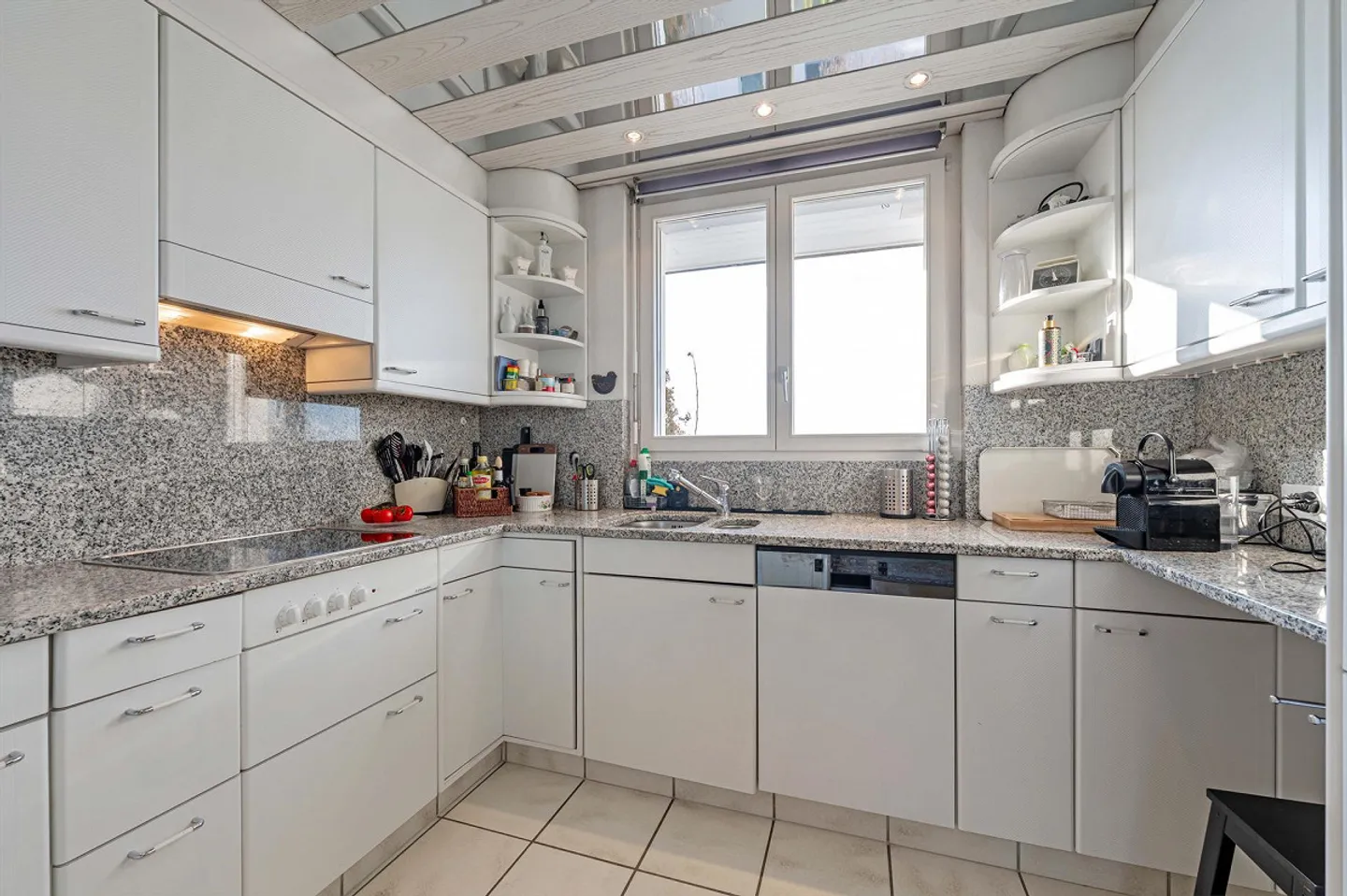 Vivi panorami e comfort in una posizione centrale - Foto 2 di 13