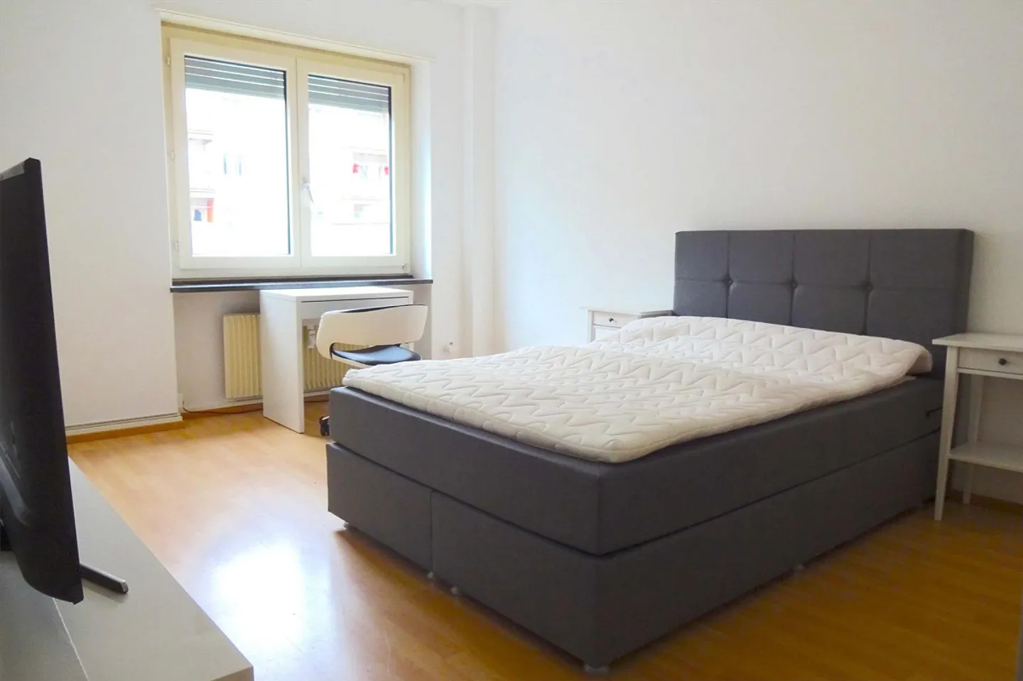 Furnished room in modernised apartment in a top location - Photo 1 sur 7