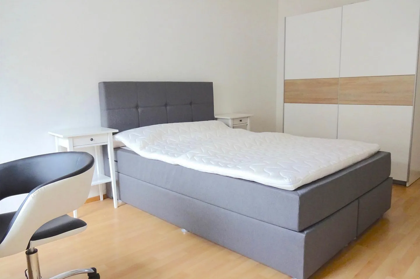 Furnished room in modernised apartment in a top location - Photo 2 sur 7