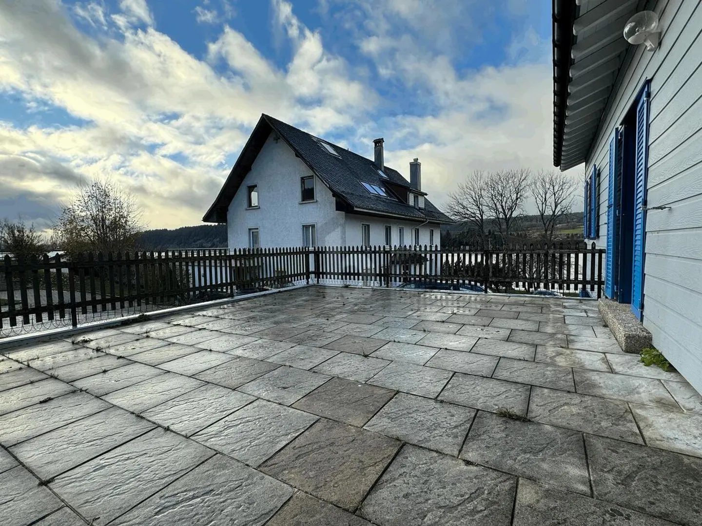 SPACIOUS WITH GARDEN BY THE LAKE - Photo 2 of 6