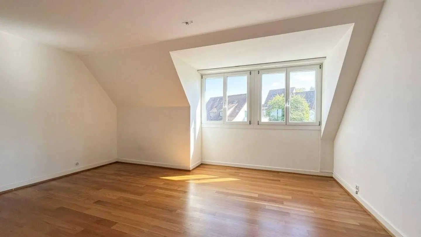 Quiet in the Green, Central in Riehen: 192 m2 Maisonette with a View - Photo 5 of 11