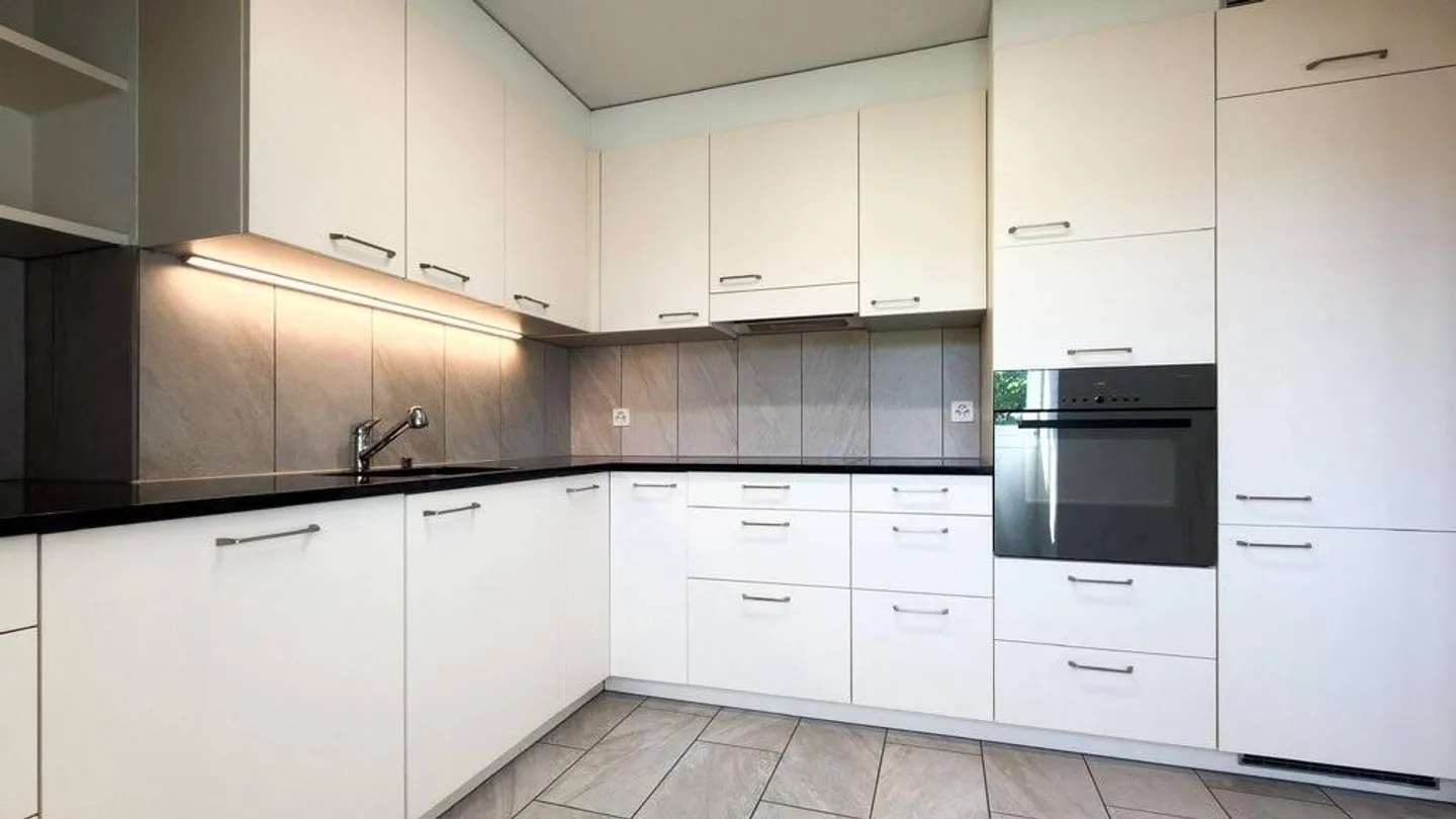 Quiet in the Green, Central in Riehen: 192 m2 Maisonette with a View - Photo 7 of 11