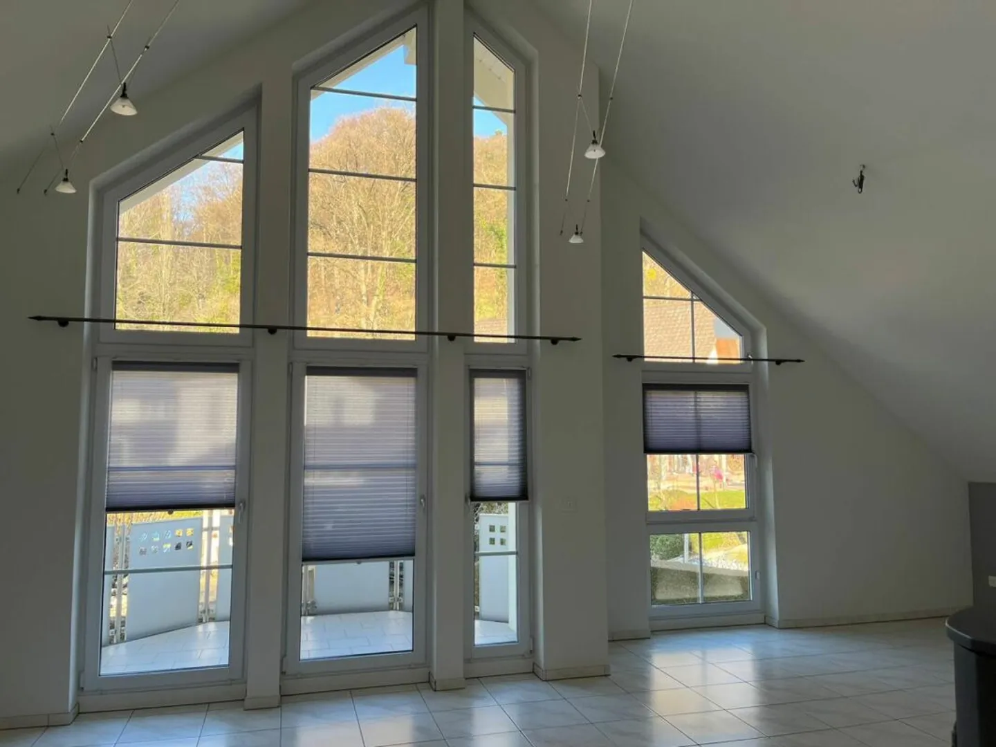 Moderne 3.5-Zi-Dachwohnung mit Garage - Foto 4 von 12