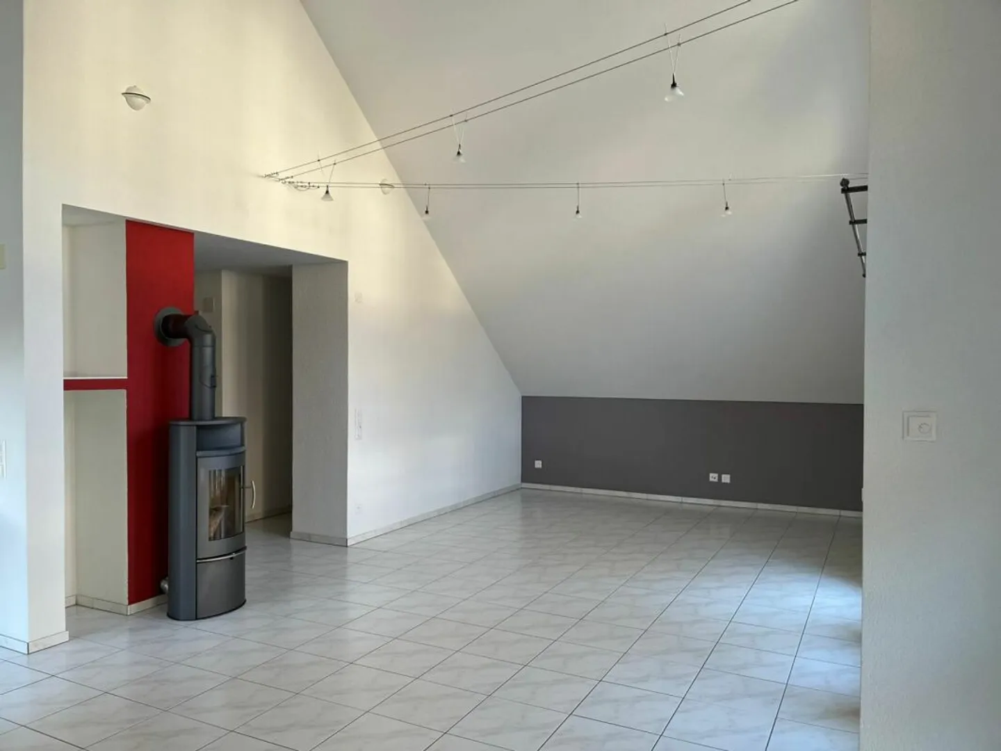 Moderne 3.5-Zi-Dachwohnung mit Garage - Foto 3 von 12