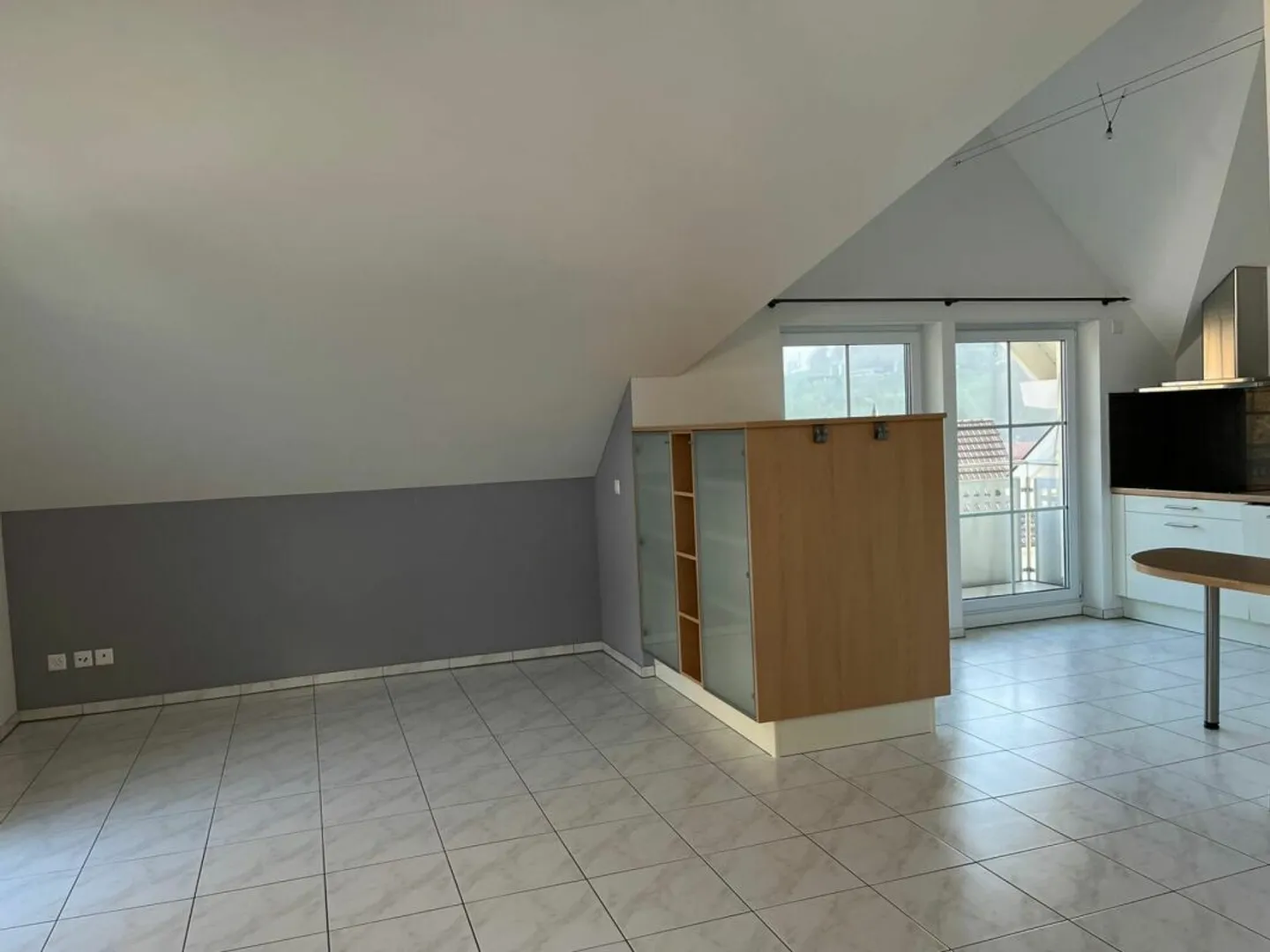 Moderne 3.5-Zi-Dachwohnung mit Garage - Foto 7 von 12