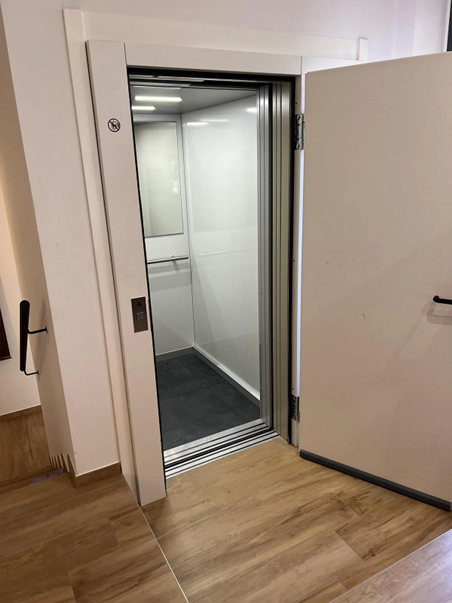 Riva San Vitale CENTRAL LOCATION AND LAKE FRONT, PENTHOUSE in perfect condition - Photo 3 of 29