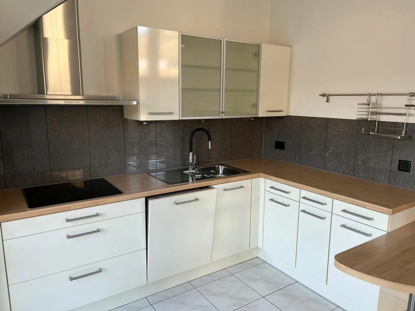 Moderne 3.5-Zi-Dachwohnung mit Garage - Foto 8 von 12