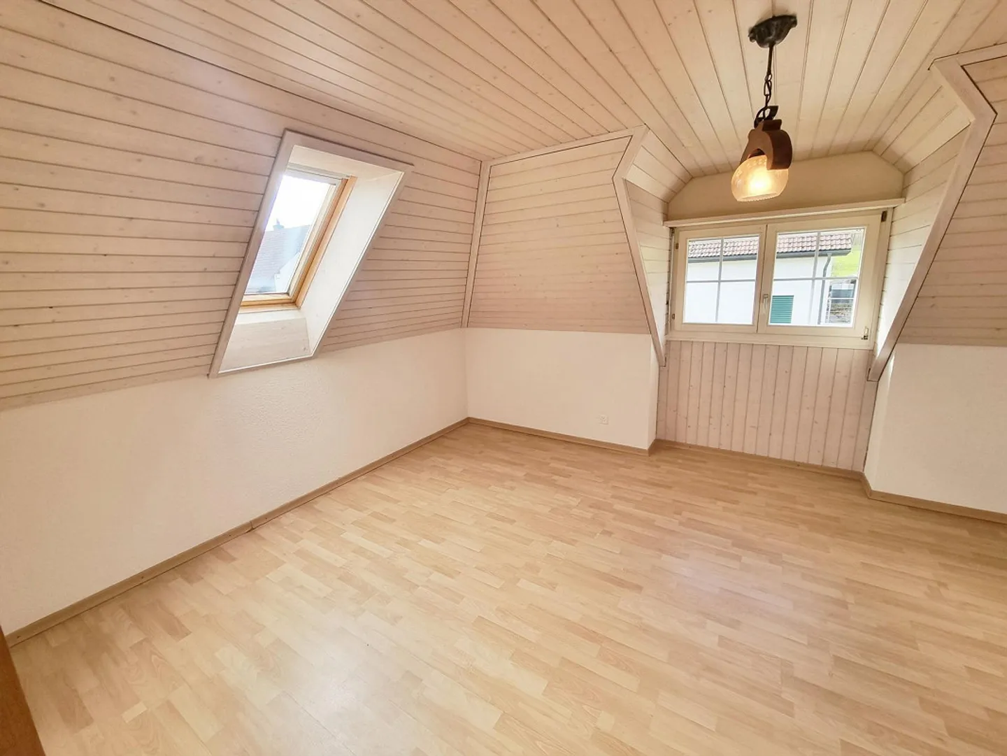 Casa unifamiliare di 4,5 stanze con giardino spazioso in una zona residenziale tranquilla - Foto 9 di 11