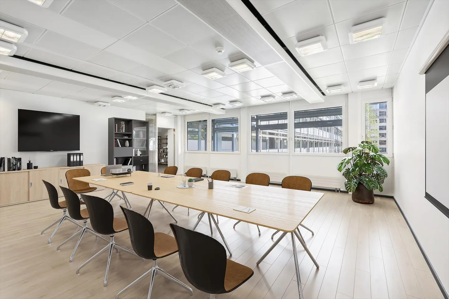 Bureau et bâtiment administratif, près du centre-ville et des axes autoroutiers. - Photo 3 sur 5