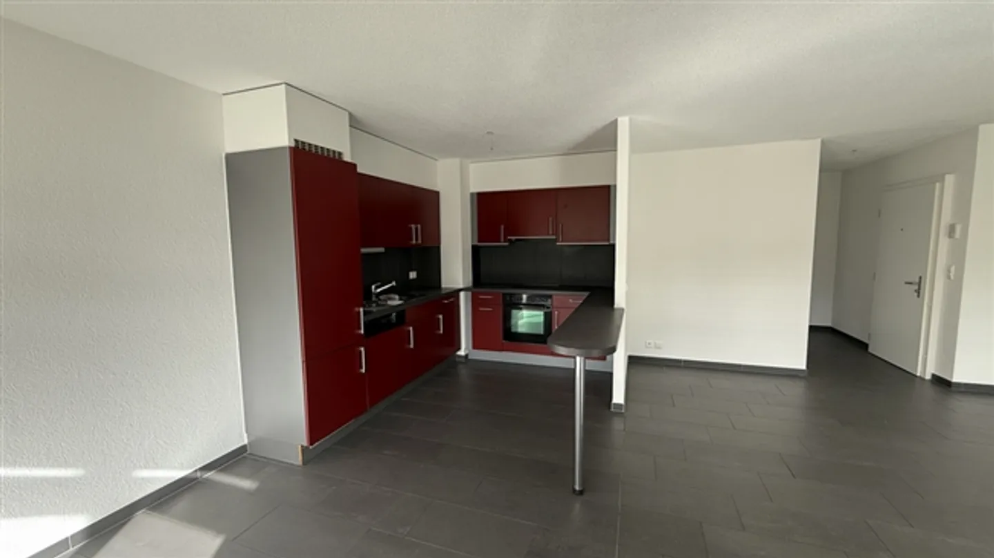 Large 3.5-room apartment available immediately - Photo 2 of 4