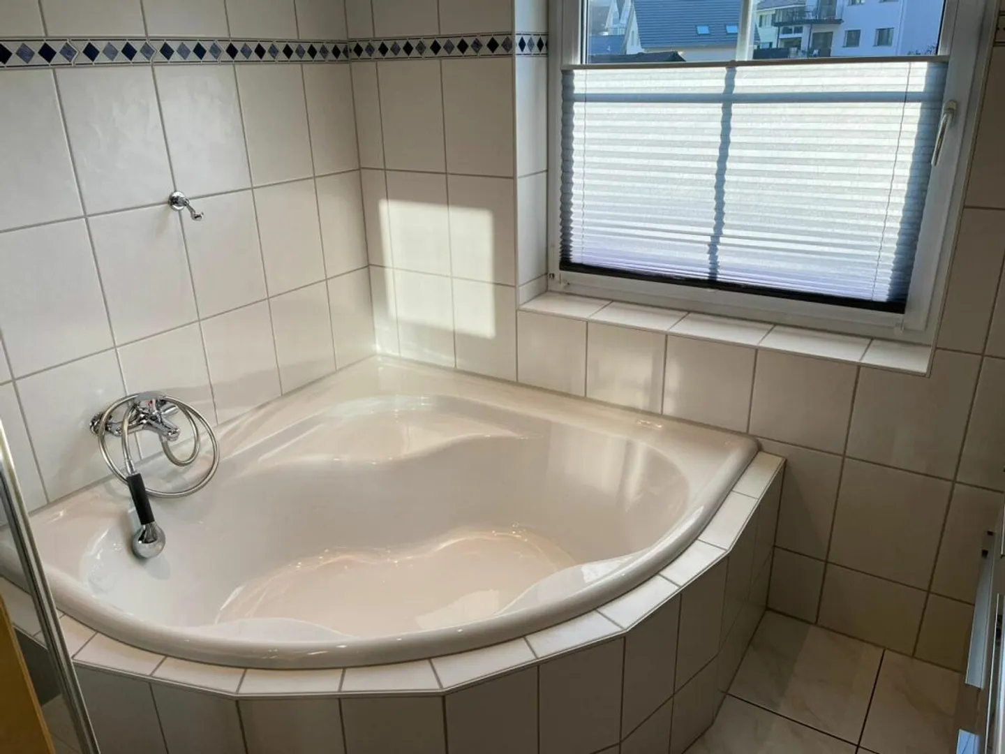 Moderne 3.5-Zi-Dachwohnung mit Garage - Foto 9 von 12