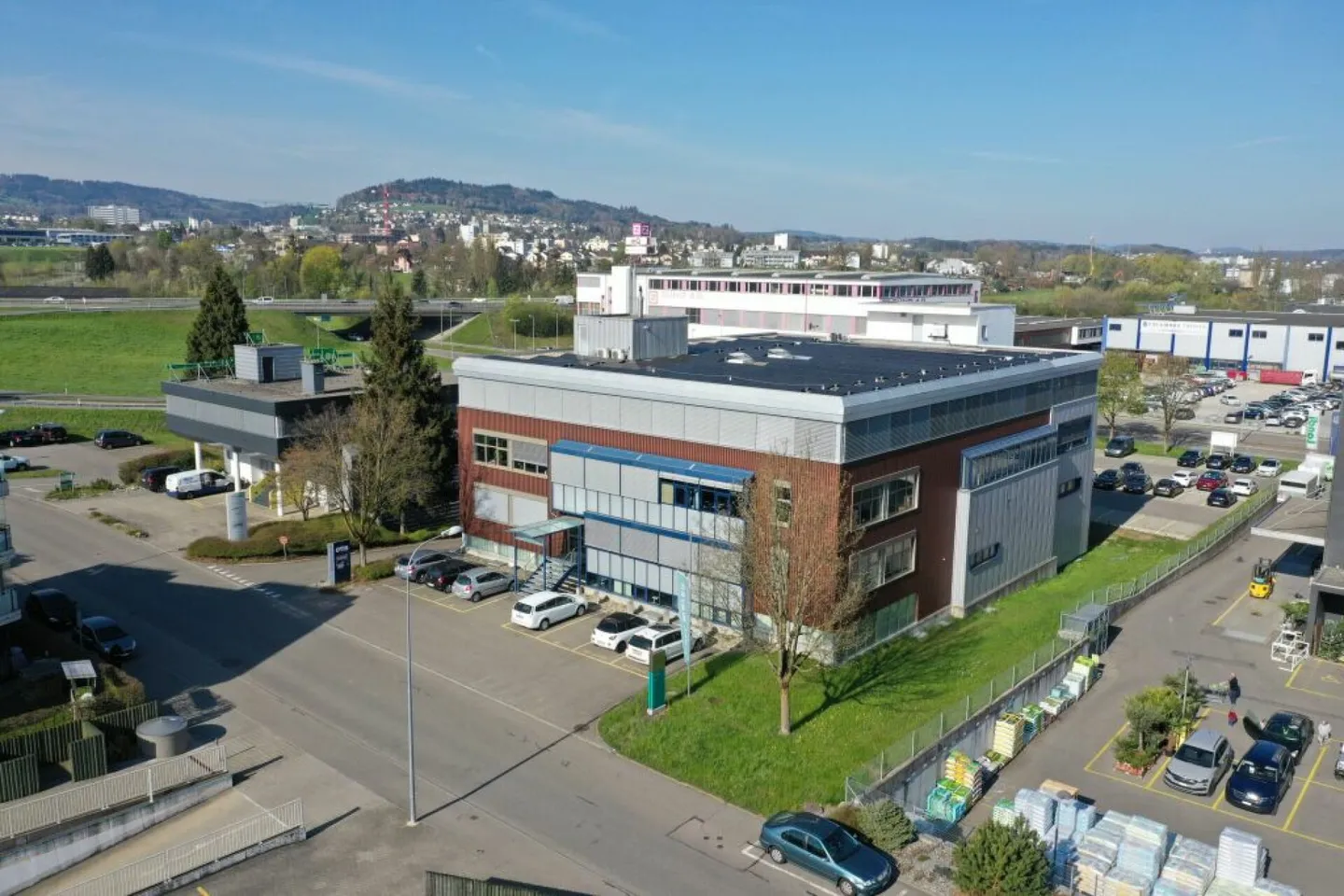 Generous commercial and office spaces directly on the highway - Photo 6 of 9