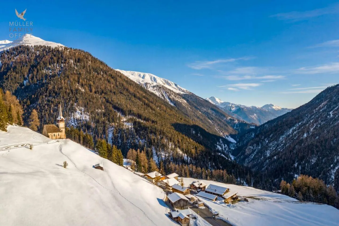 Maison en bois élégante avec charme alpin et concept de vie et d'énergie durable - Photo 13 sur 13