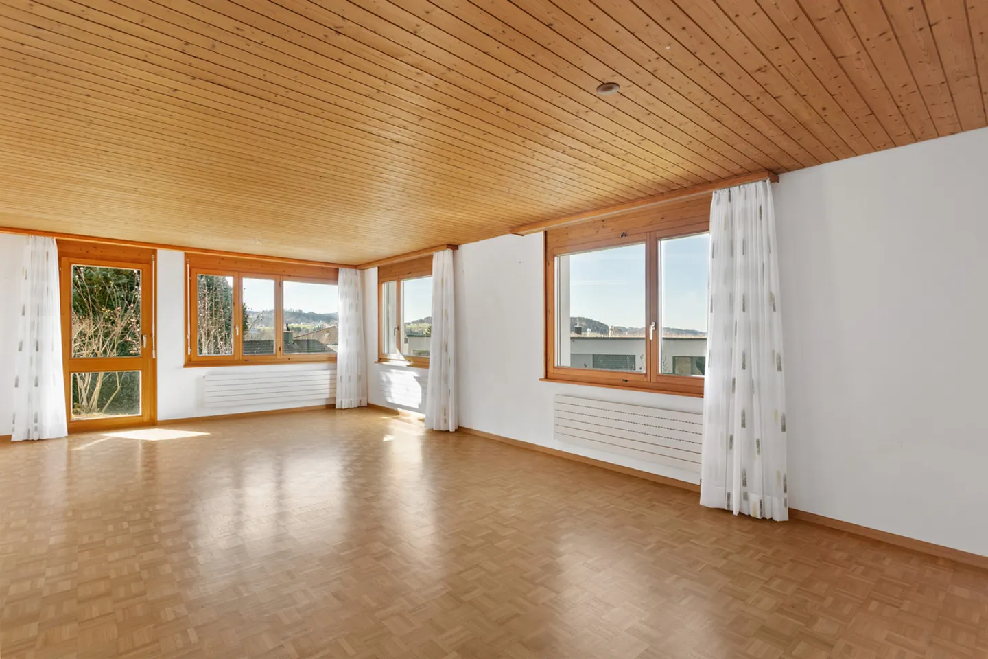 Charming home with plenty of sunshine - Photo 2 of 7