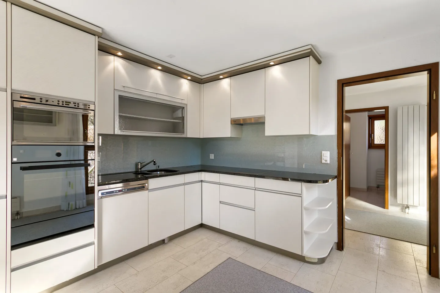 Charming home with plenty of sunshine - Photo 3 of 7