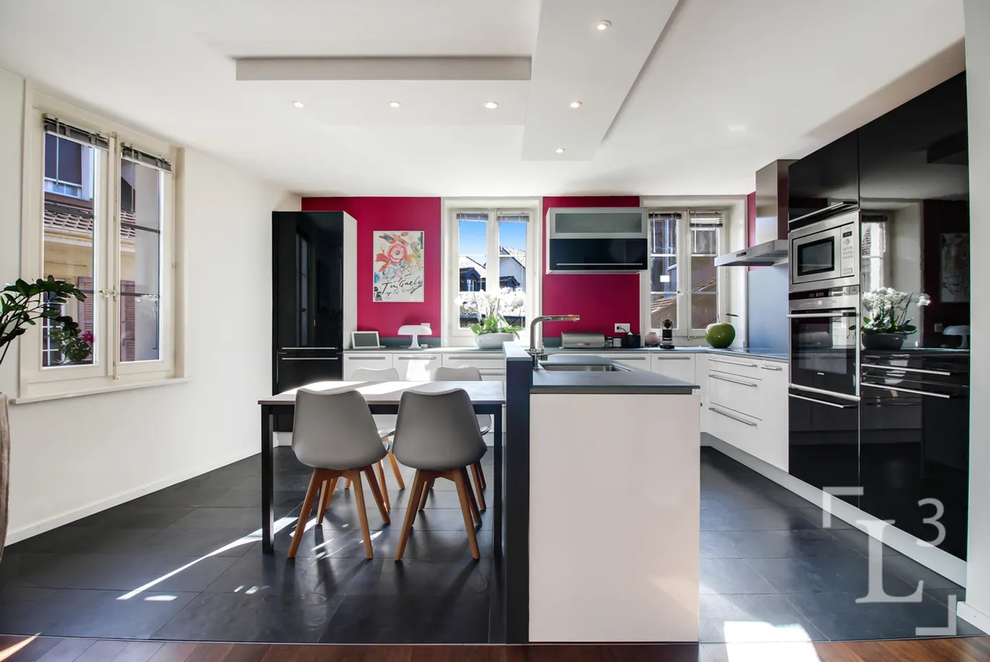 4.5 rooms in the heart of the old town, 100m from the lake! - Photo 4 of 13