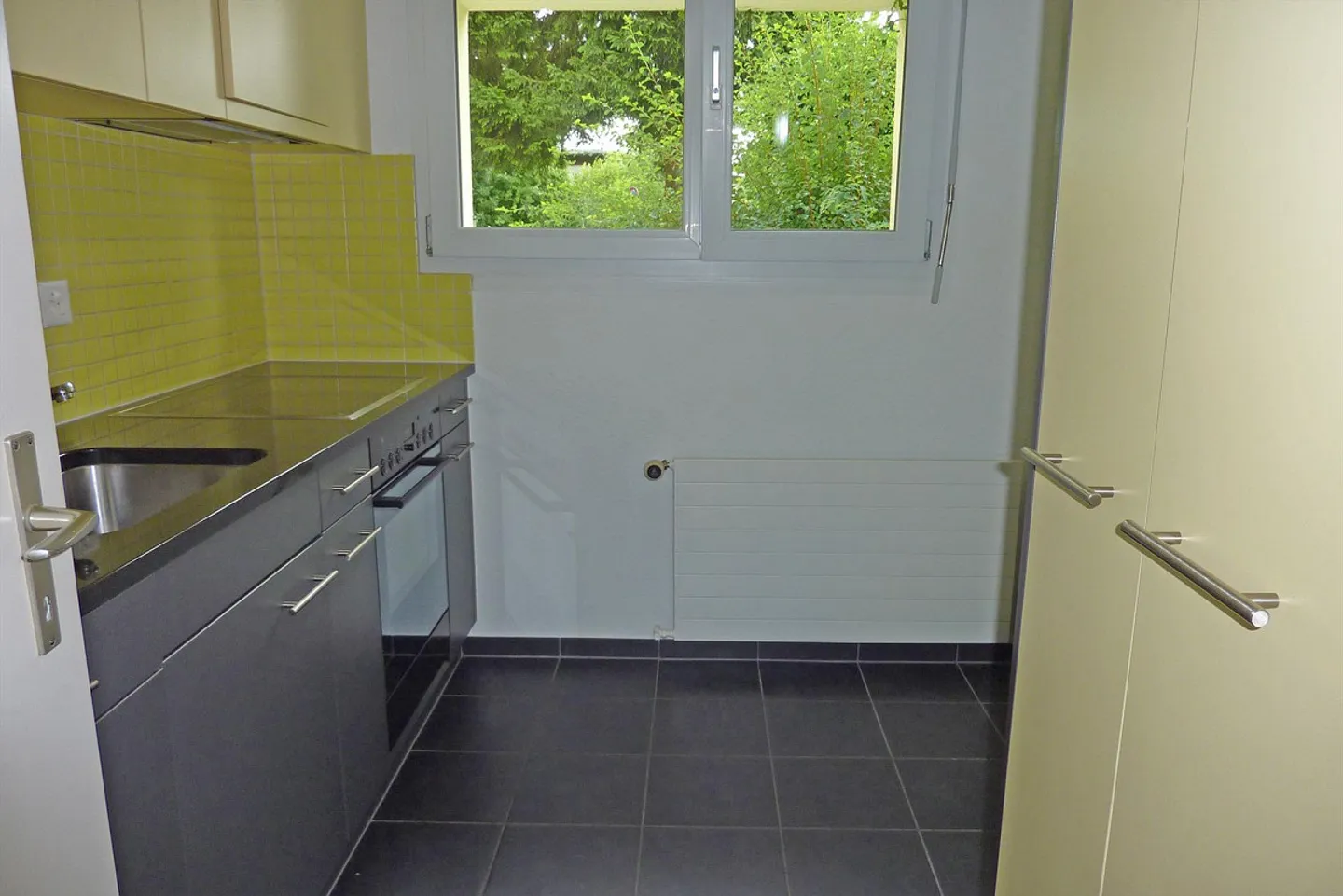 Living in a quiet residential area in rural surroundings - Photo 5 of 6