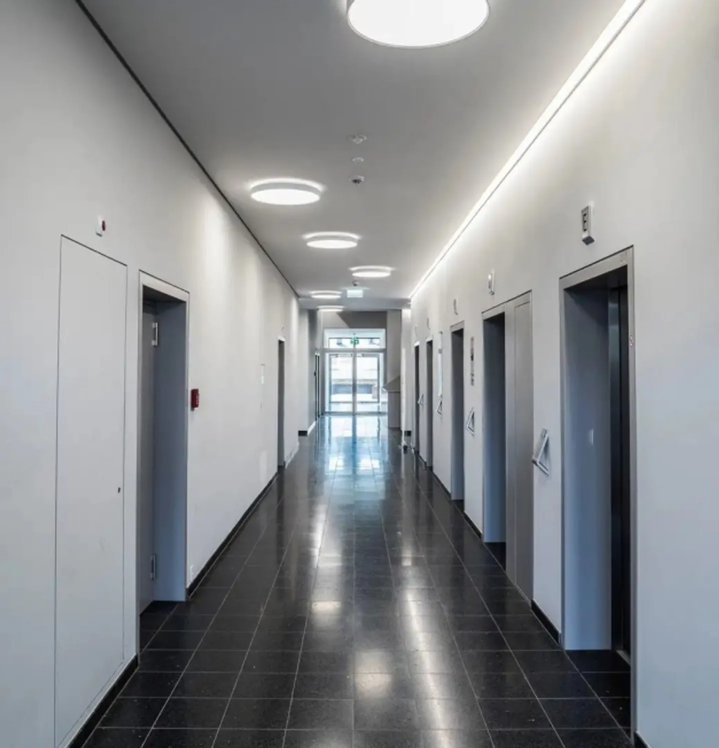 Office space for rent - Photo 1 of 6