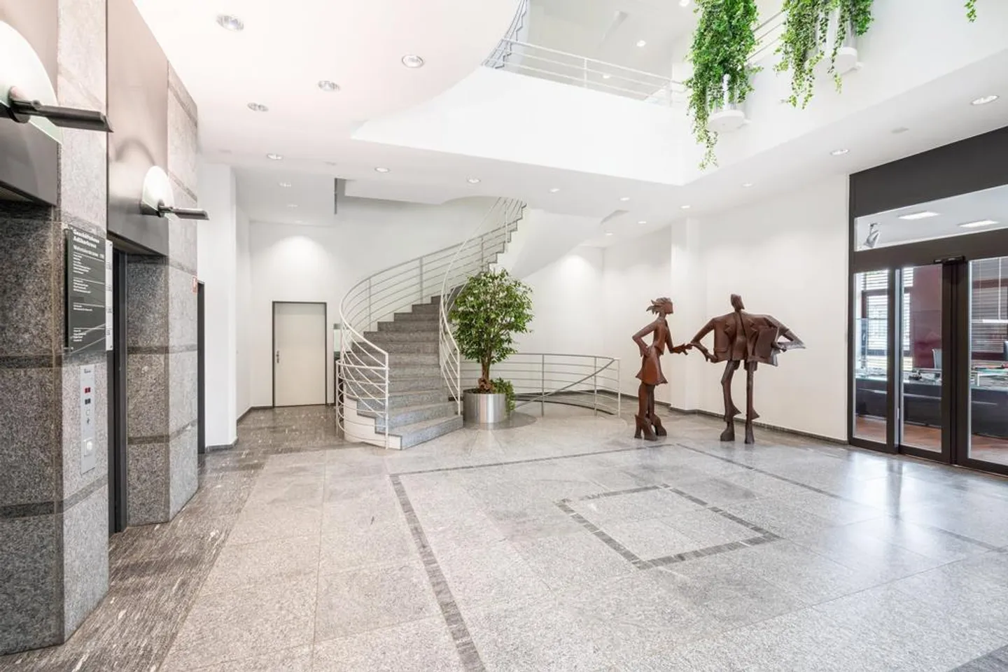 Bureaux attrayants et aménagés dans un emplacement de choix - Photo 2 sur 10