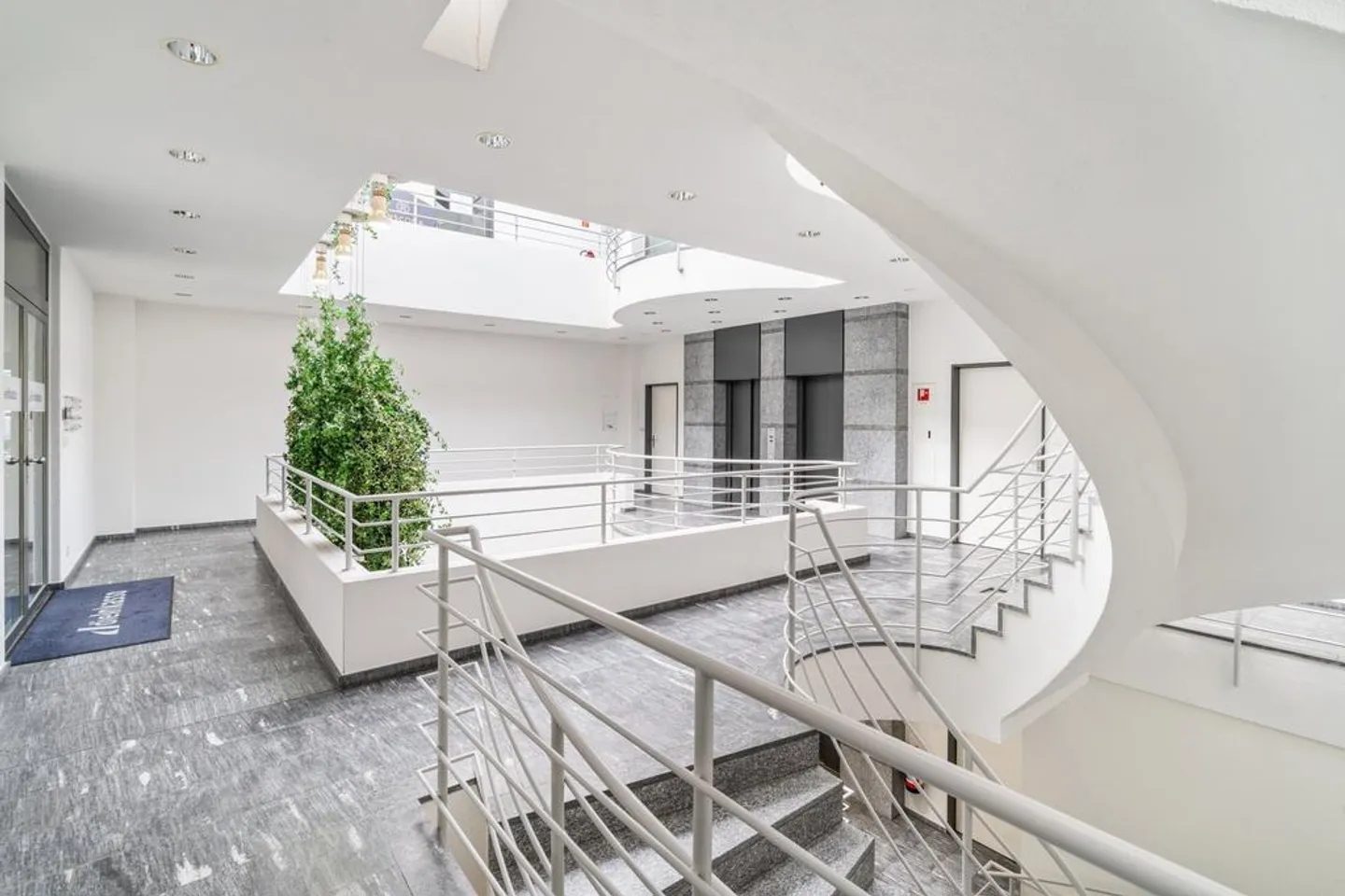 Bureaux attrayants et aménagés dans un emplacement de choix - Photo 3 sur 10
