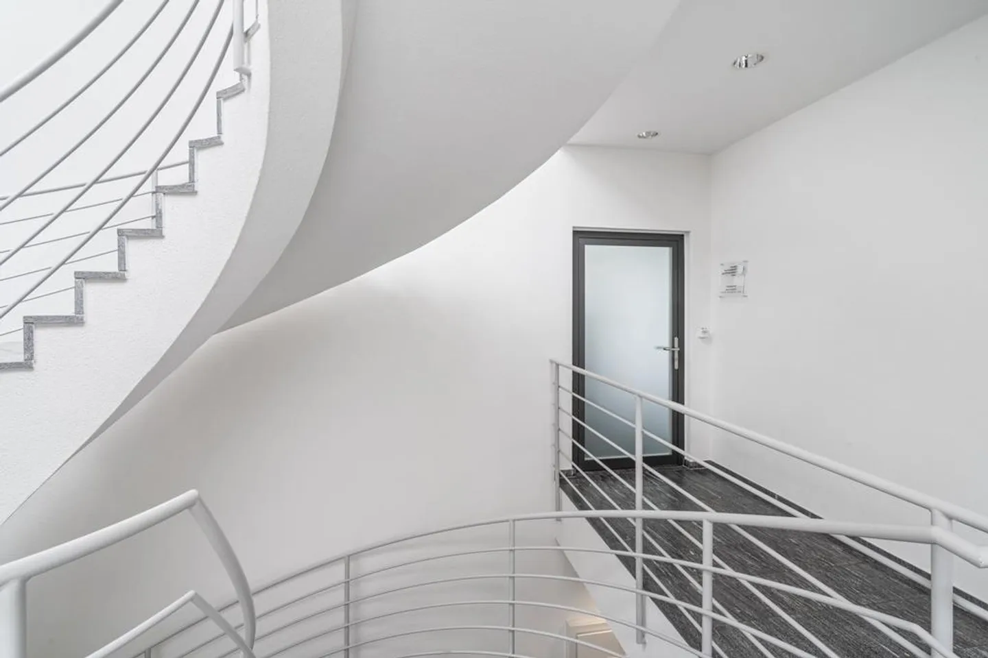 Bureaux attrayants et aménagés dans un emplacement de choix - Photo 4 sur 10