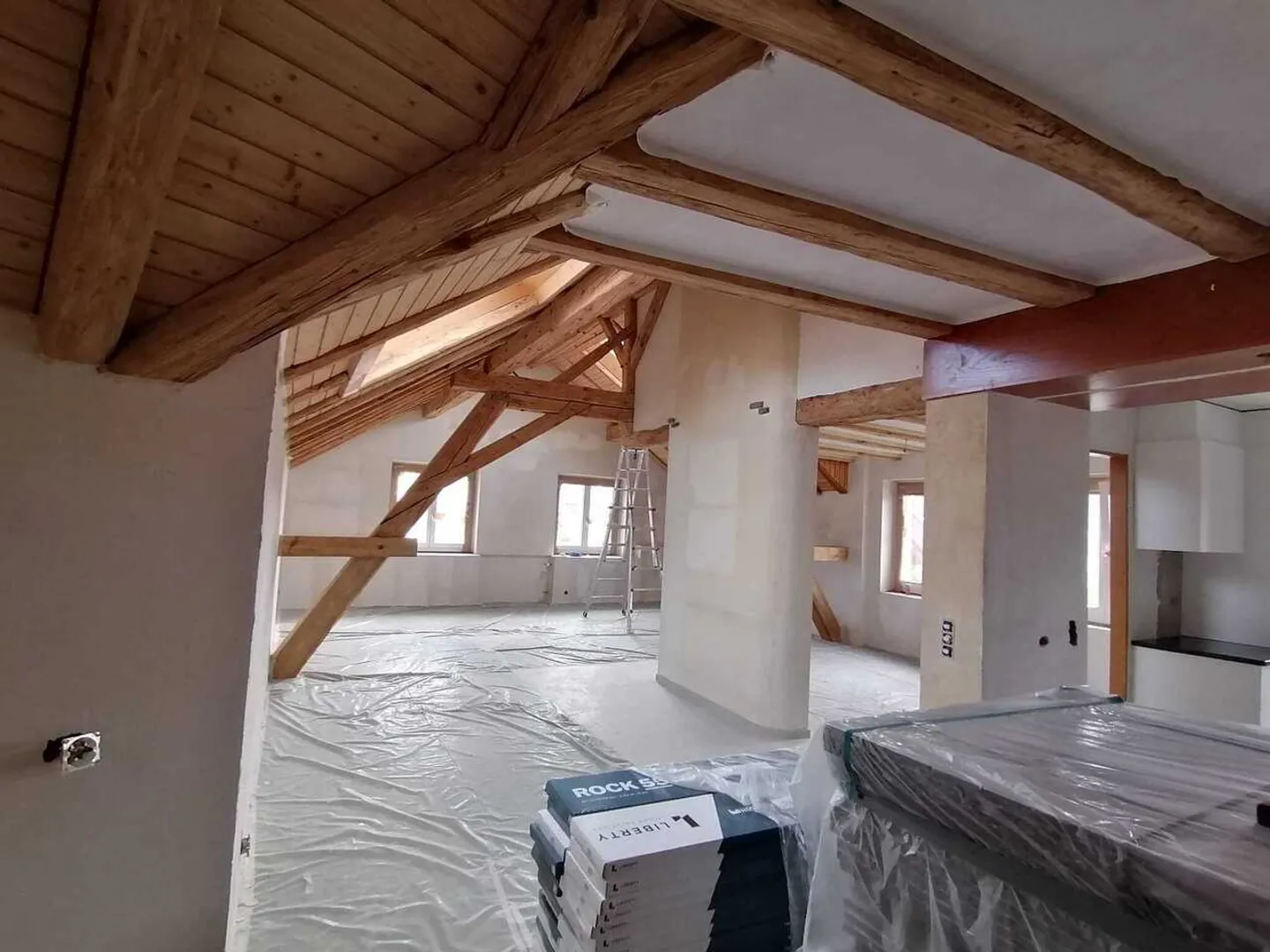 6.5 camere sotto il tetto, ristrutturato, molto grande spazio abitativo, balconi - Foto 1 di 3