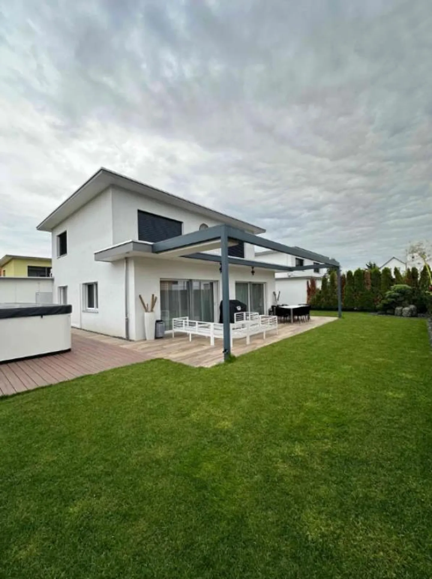 Luxuriöses Einfamilienhaus mit Garten - Foto 1 von 10