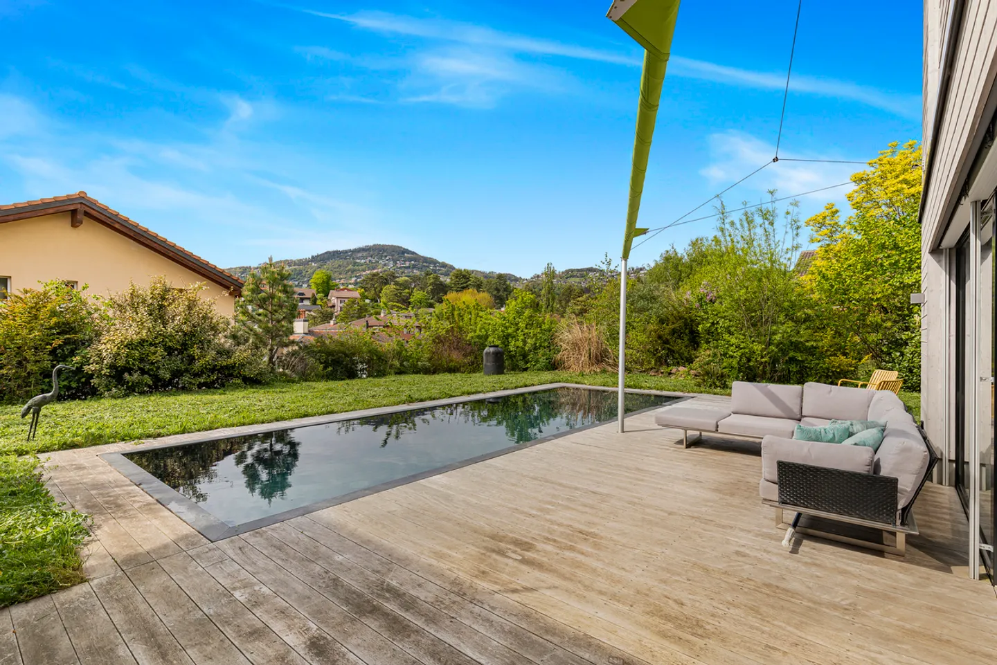 Villa individuelle avec magnifique piscine dans quartier résidentiel! - Photo 2 sur 14