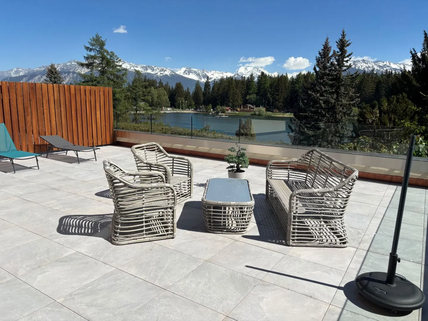 Studio avec Terrasse Vue Lac - Photo 1 sur 11