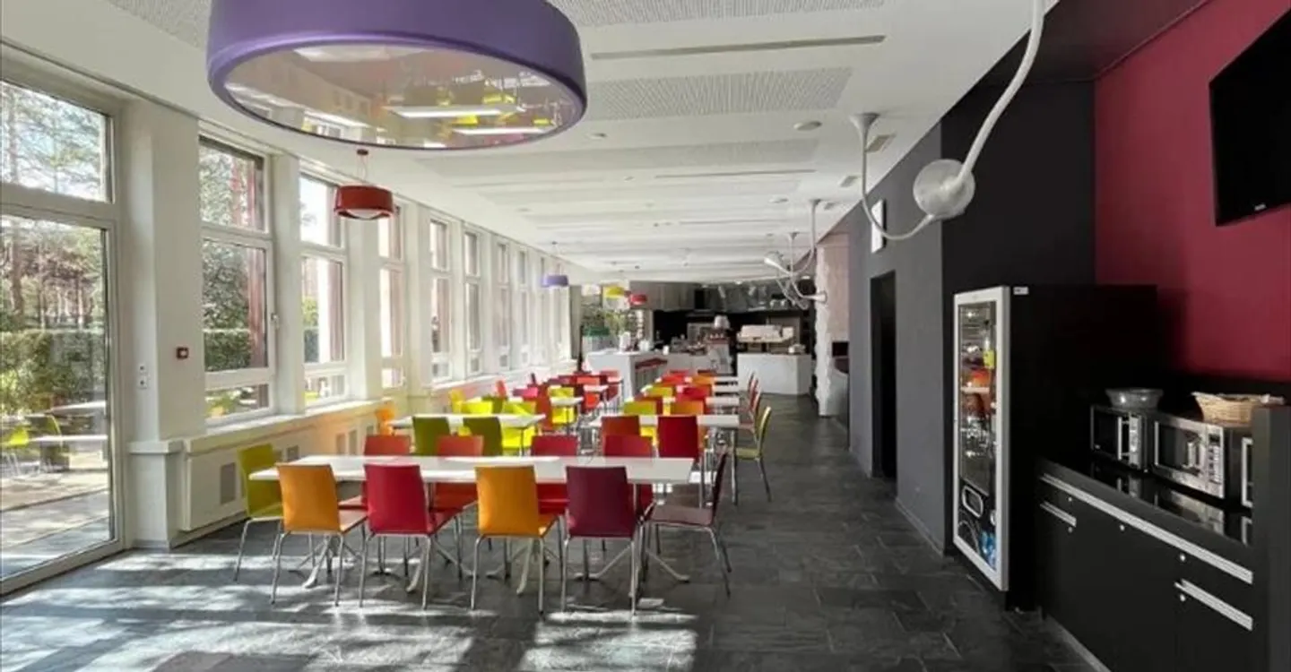 Fully fitted administrative spaces at the Nations - Photo 2 of 5