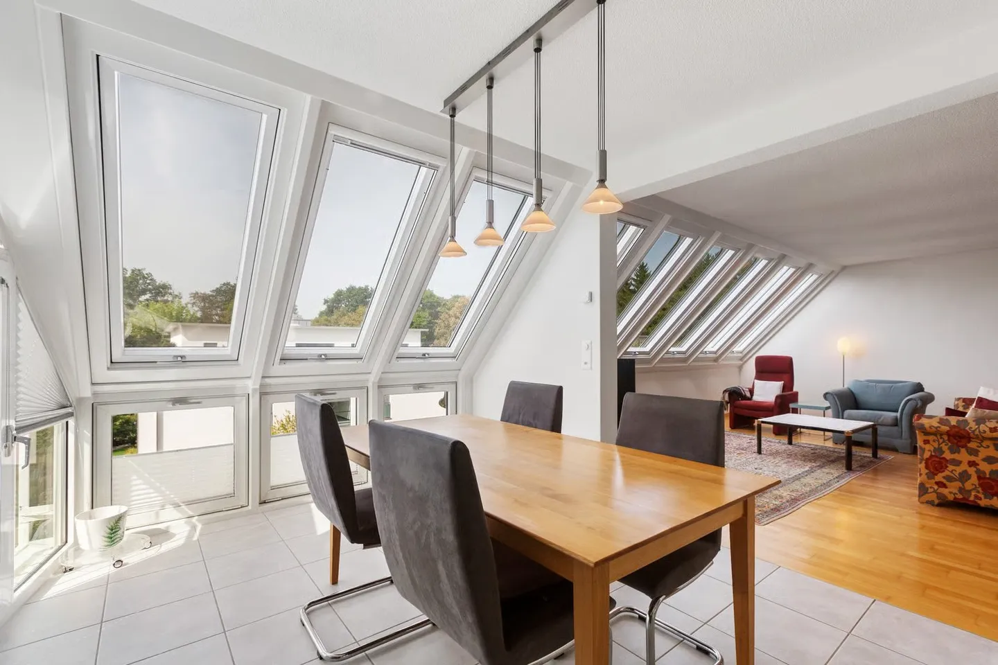 Maisonette Attico di 4,5 stanze - circondata dal verde, coronata dalla luce a Uitikon - Foto 1 di 6