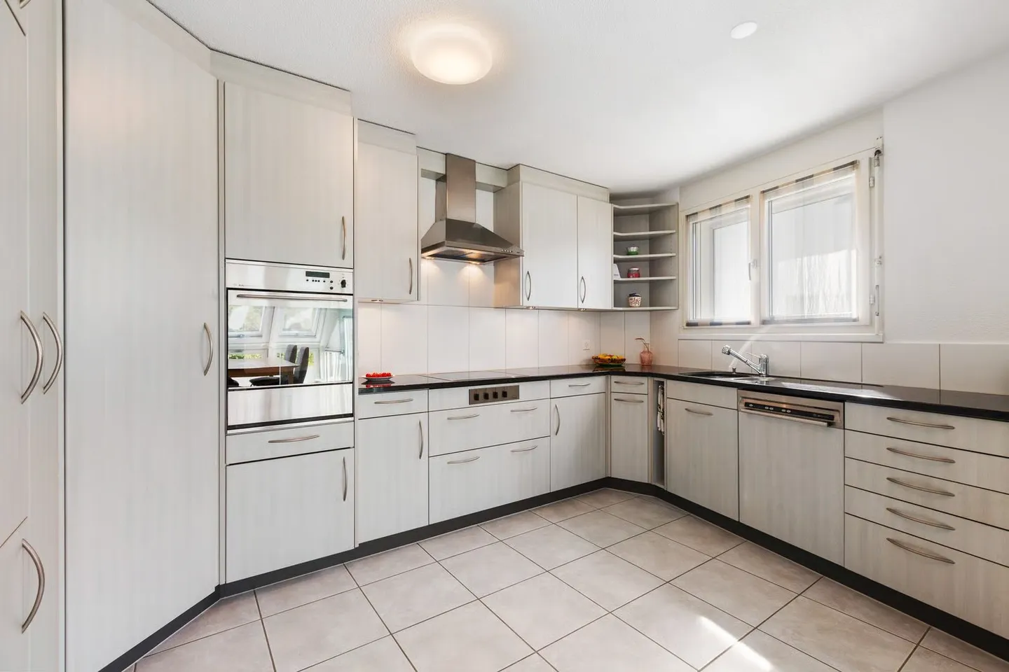 Maisonette Attico di 4,5 stanze - circondata dal verde, coronata dalla luce a Uitikon - Foto 2 di 6
