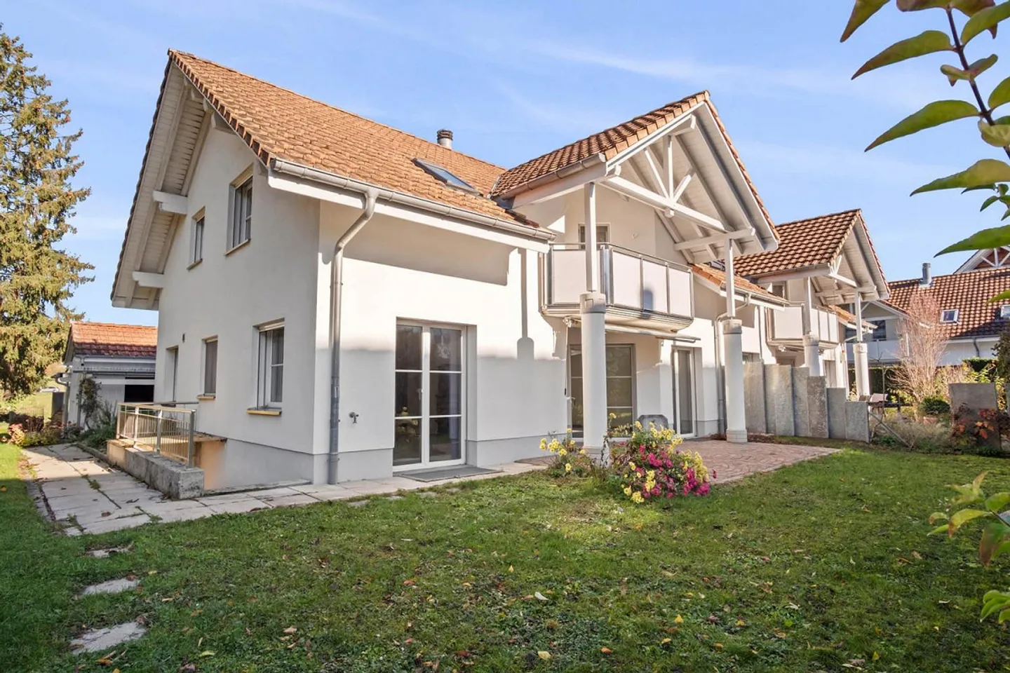 Spacious, renovated 6.5-room single-family house, one-sided attached... - Photo 1 of 13