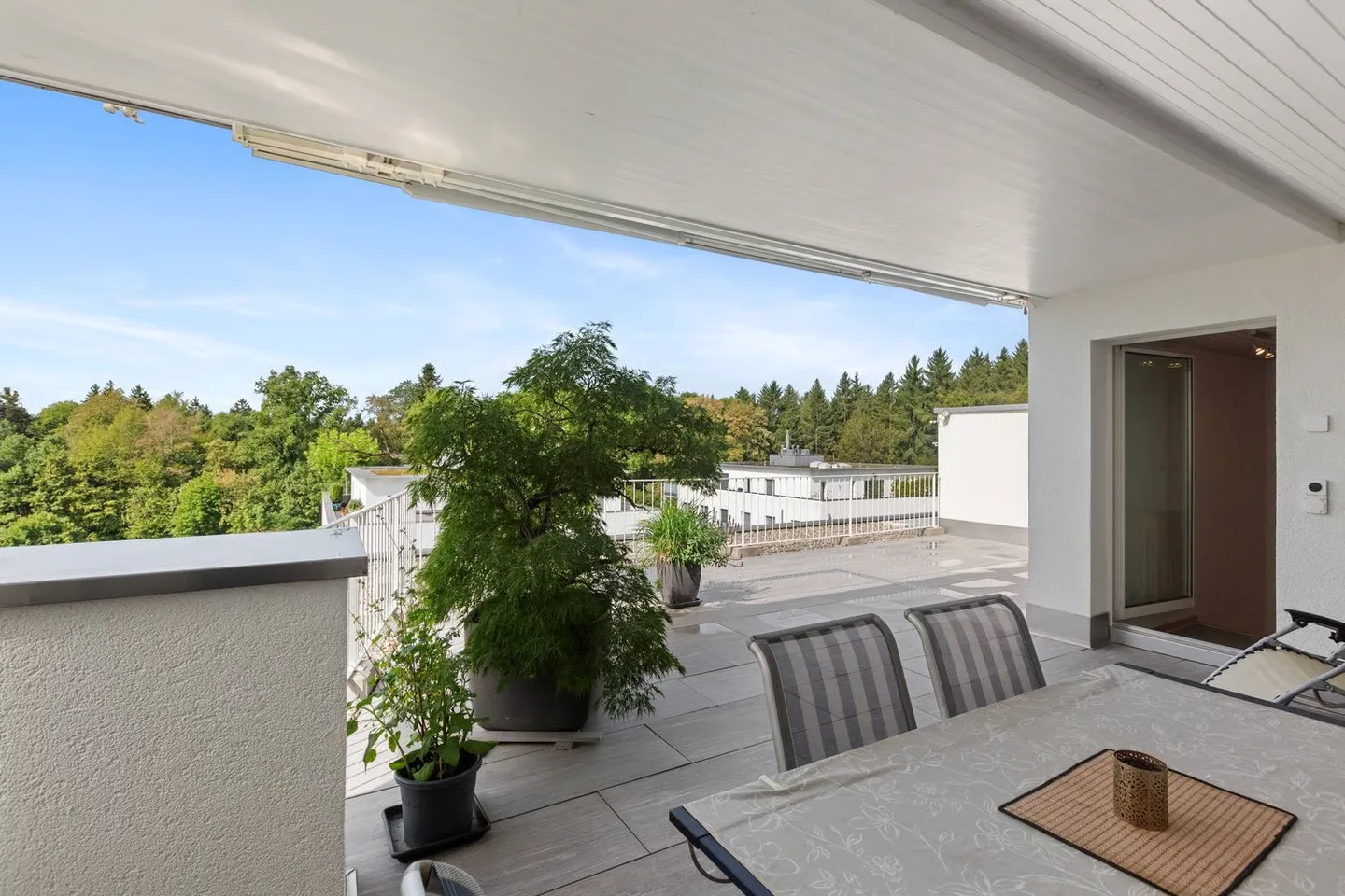 Maisonette Attico di 4,5 stanze - circondata dal verde, coronata dalla luce a Uitikon - Foto 4 di 6