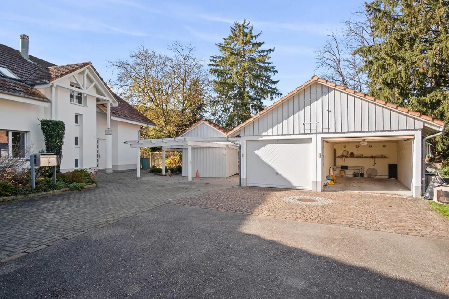 Spacious, renovated 6.5-room single-family house, one-sided attached... - Photo 2 of 13