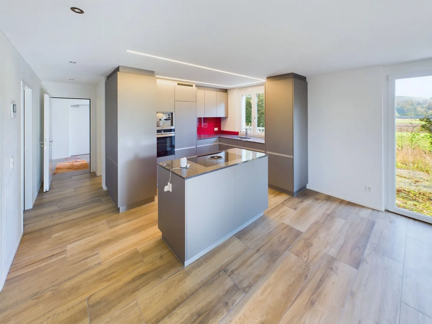 Nuova costruzione con due appartamenti moderni di 4,5 stanze, soffitta ampliabile e parte stalla su un terreno totale di oltre 4'200 m² - Foto 4 di 35