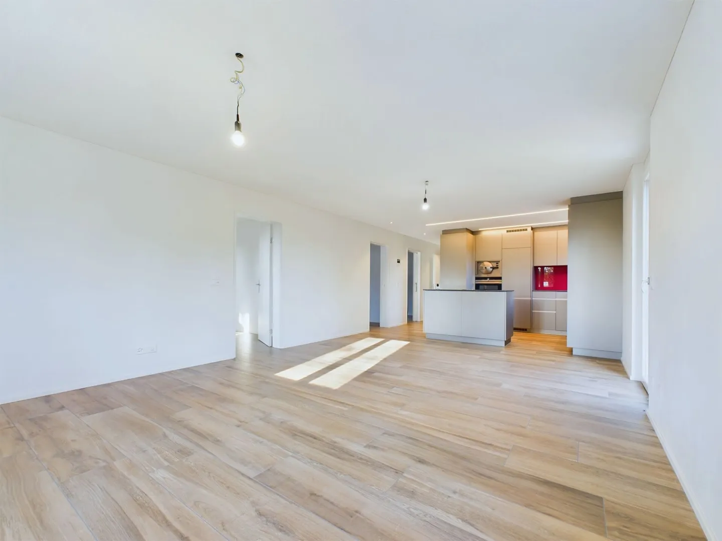 Nuova costruzione con due appartamenti moderni di 4,5 stanze, soffitta ampliabile e parte stalla su un terreno totale di oltre 4'200 m² - Foto 23 di 35