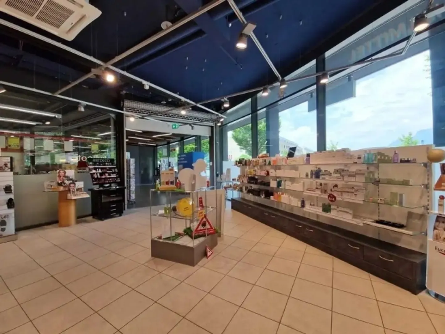 Espace commercial à louer dans le Plarenga Center - Photo 1 sur 5