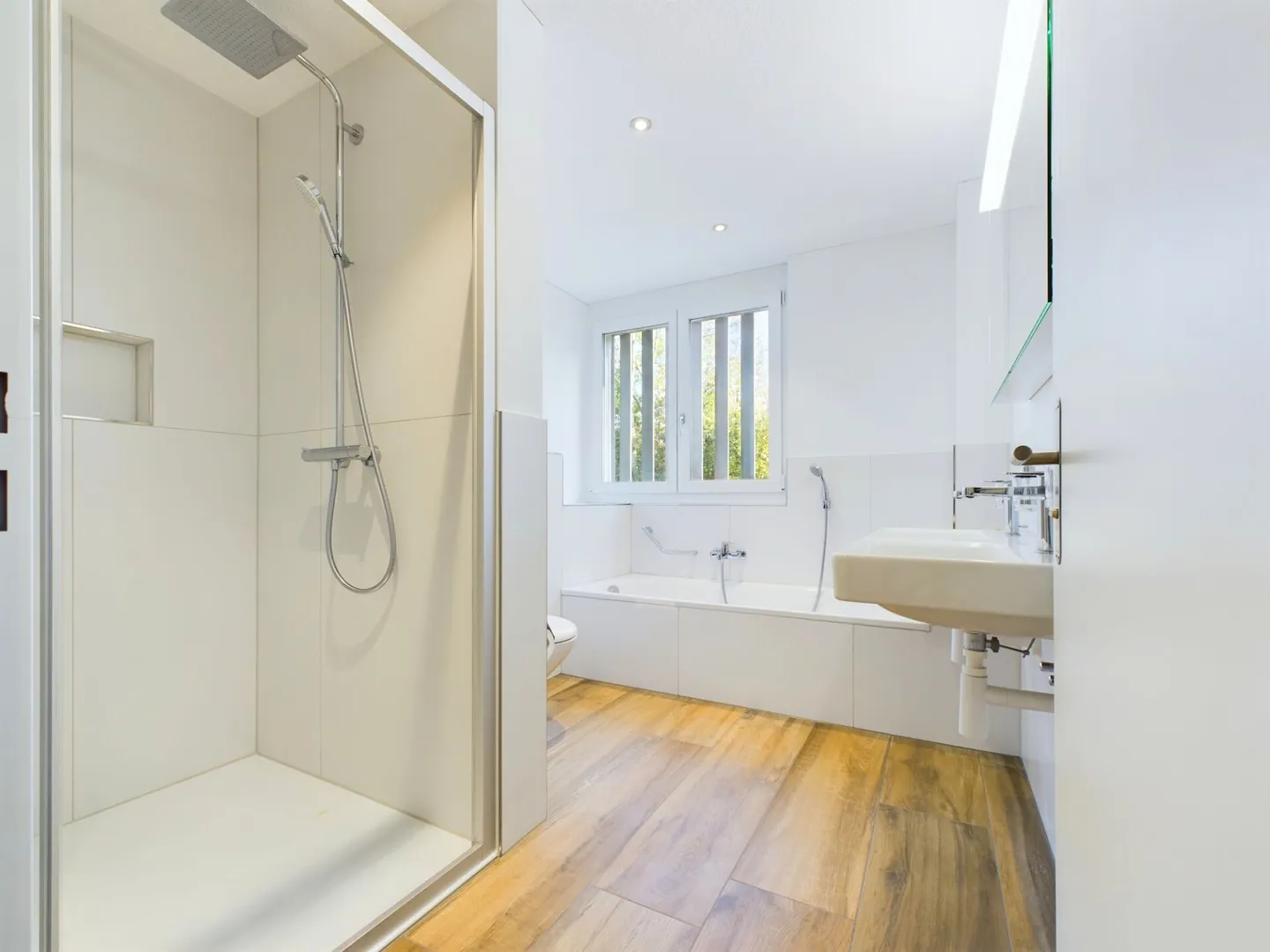 Nuova costruzione con due appartamenti moderni di 4,5 stanze, soffitta ampliabile e parte stalla su un terreno totale di oltre 4'200 m² - Foto 7 di 35