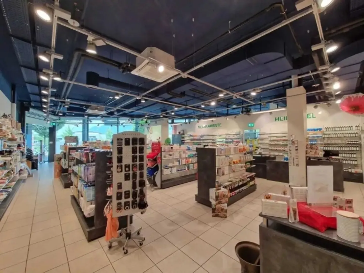 Espace commercial à louer dans le Plarenga Center - Photo 4 sur 5