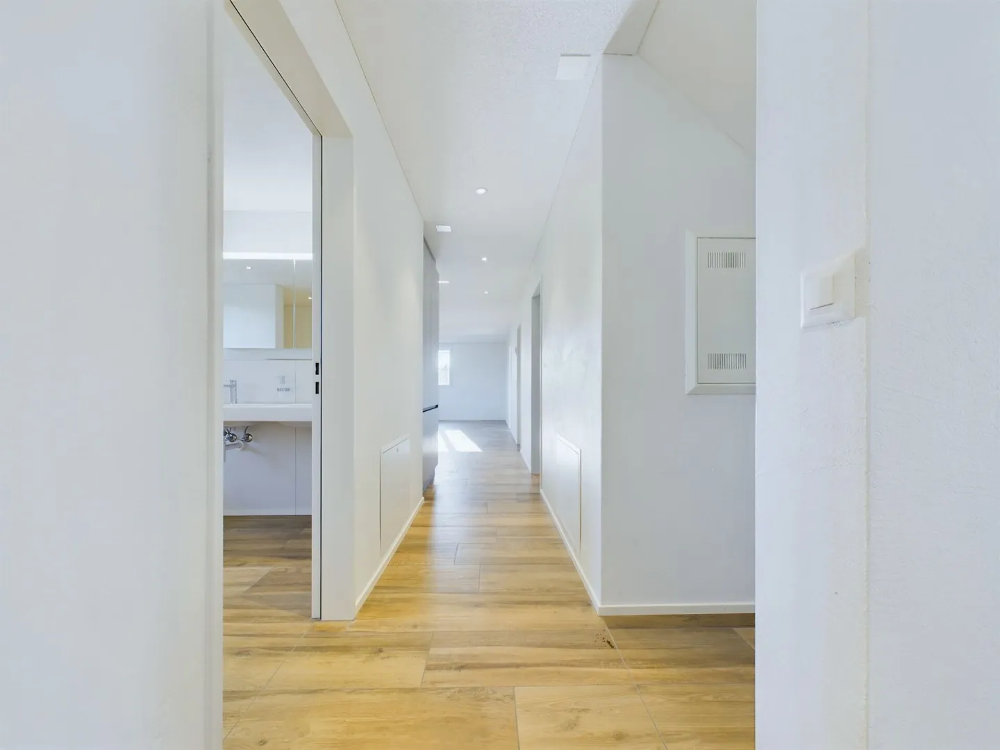 Nuova costruzione con due appartamenti moderni di 4,5 stanze, soffitta ampliabile e parte stalla su un terreno totale di oltre 4'200 m² - Foto 8 di 35