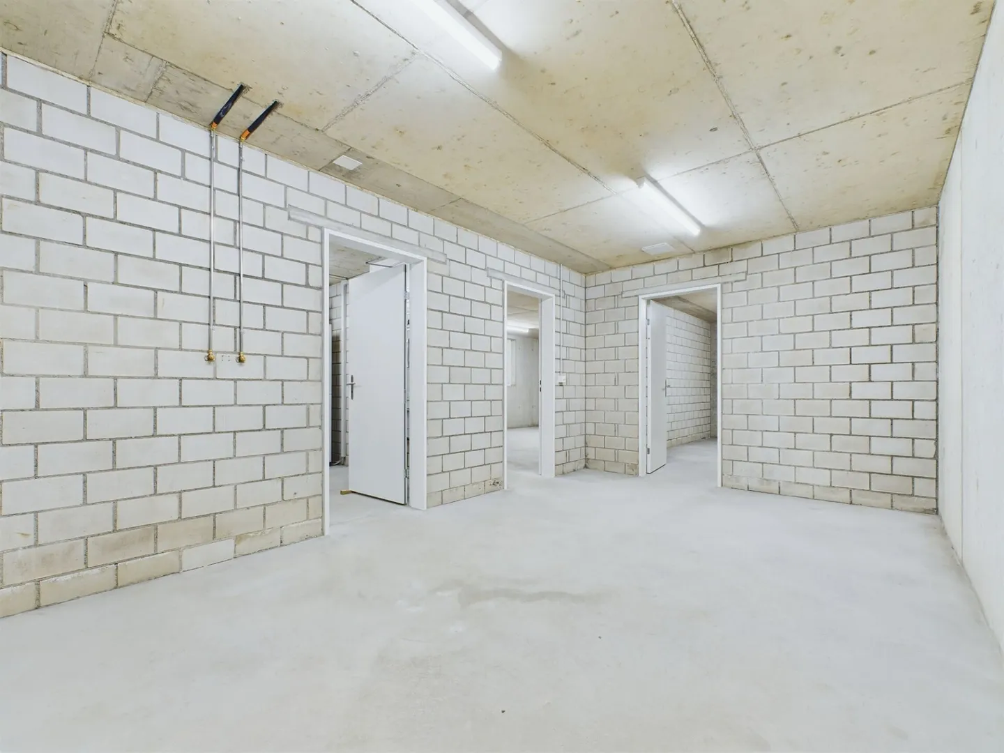 Nuova costruzione con due appartamenti moderni di 4,5 stanze, soffitta ampliabile e parte stalla su un terreno totale di oltre 4'200 m² - Foto 11 di 35
