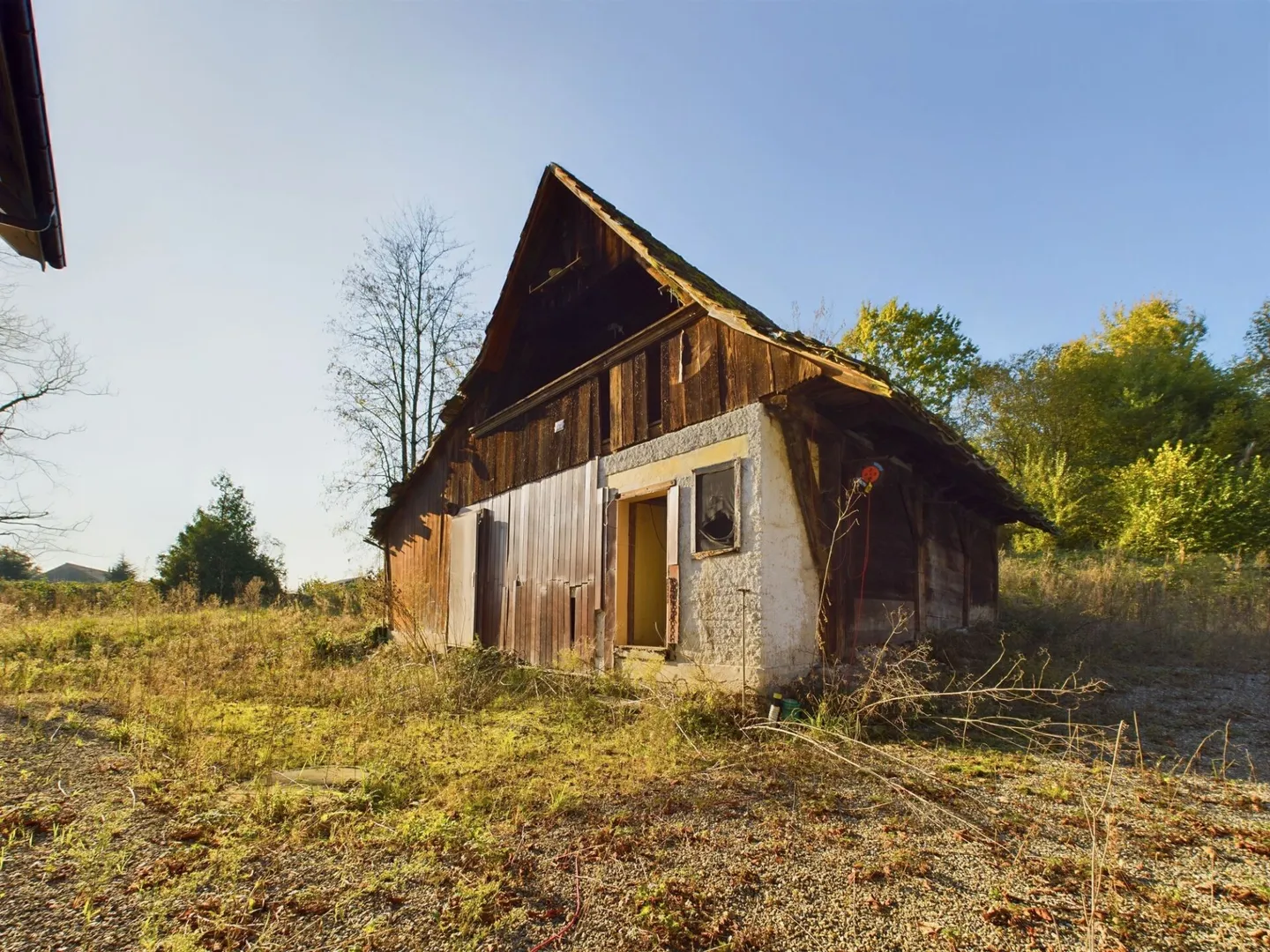 Nuova costruzione con due appartamenti moderni di 4,5 stanze, soffitta ampliabile e parte stalla su un terreno totale di oltre 4'200 m² - Foto 34 di 35