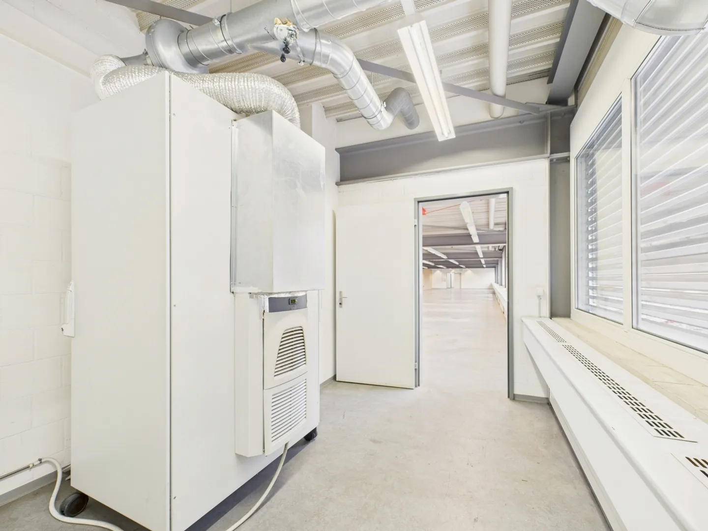 Versatile commercial property with office and storage spaces in Nänikon - Photo 8 of 13