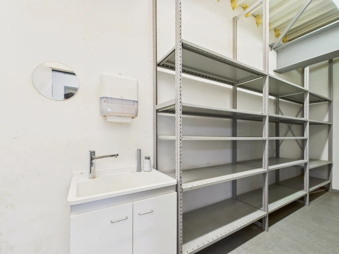 Versatile commercial property with office and storage spaces in Nänikon - Photo 9 of 13