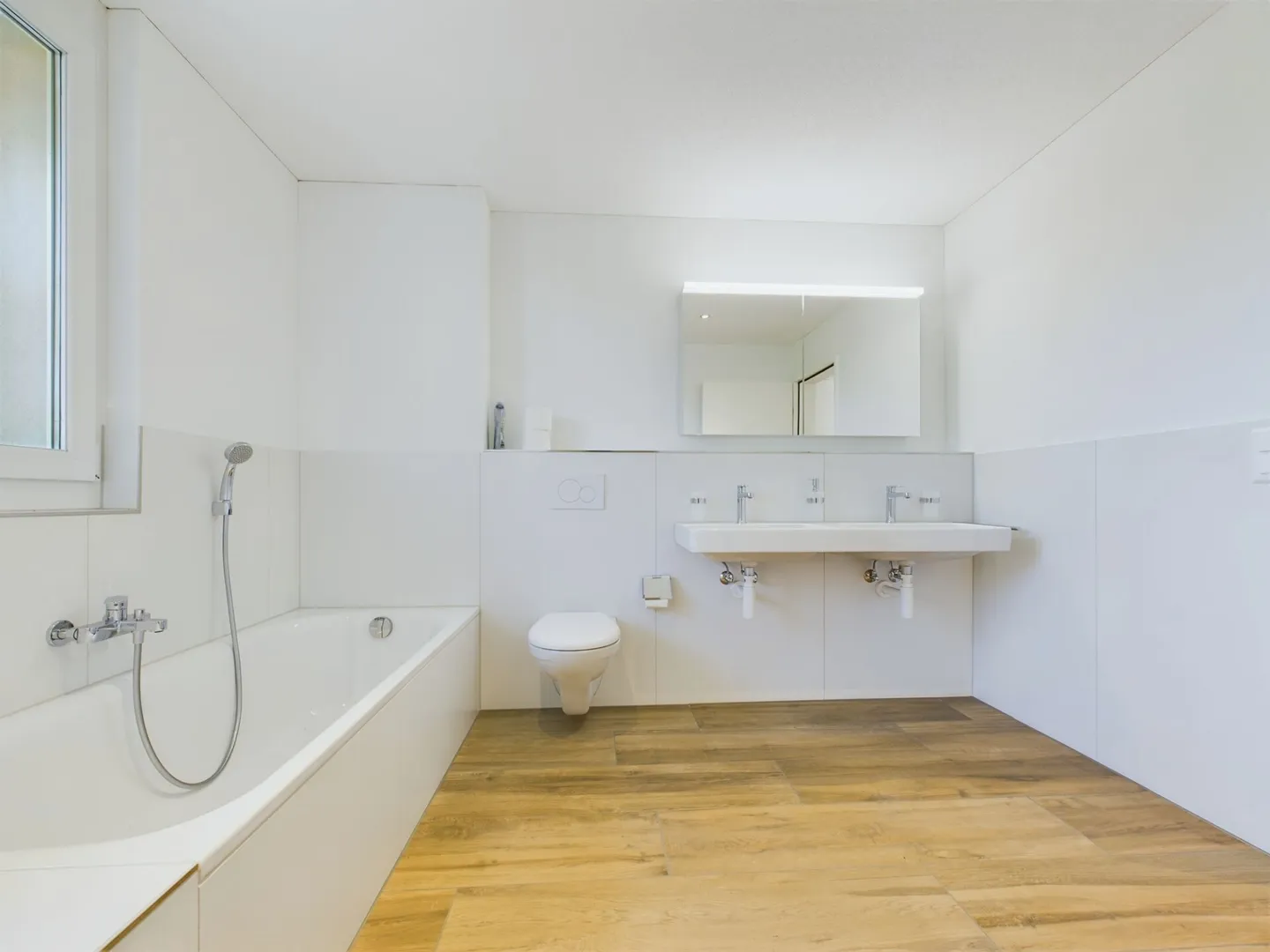 Nuova costruzione con due appartamenti moderni di 4,5 stanze, soffitta ampliabile e parte stalla su un terreno totale di oltre 4'200 m² - Foto 27 di 35